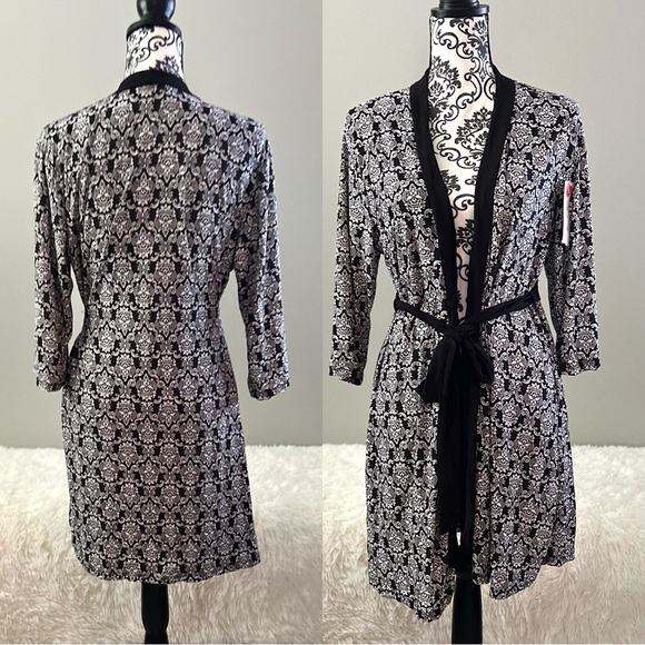 Women’s Marilyn Monroe Robe NWT - Picture 3 of 15